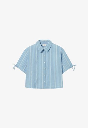 Chemise bleu clair à manches courtes avec boutons, rayures blanches verticales et petits nœuds noués sur chaque manche.