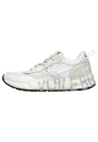 Sportlich Sneakers mit einem leichten Obermaterial aus Mesh und Wildleder in Weiß und Grau, ausgestattet mit reflektierenden Schnürsenkeln und auffälligem "VOILE"-Branding auf der Sohle.