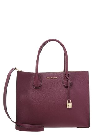 Paars gestructureerde leren handtas van Michael Kors met twee handvatten, een afneembare schouderriem en een klein hangend gouden hangslot.