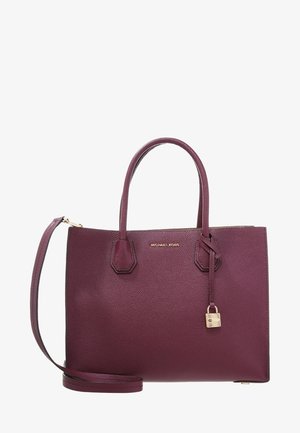 Bolso de mano de cuero texturizado morado de Michael Kors con dos asas, una correa para el hombro desmontable y un pequeño candado dorado colgante.