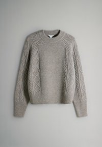 Lichtgrijze gebreide trui met een ronde hals, voorzien van gevlochten kabelpatronen op de mouwen en een geribbelde zoom en manchetten.