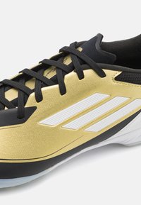 adidas Performance F50 LEAGUE MESSI TURF - Voetbalschoenen voor kunstgras - gold metallic/footwear white/core black