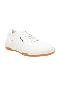 Zapatilla deportiva blanca con parte superior de cuero suave, puntera perforada y suela de goma naranja. Presenta un diseño de cordones y un logo de la marca en el lateral.