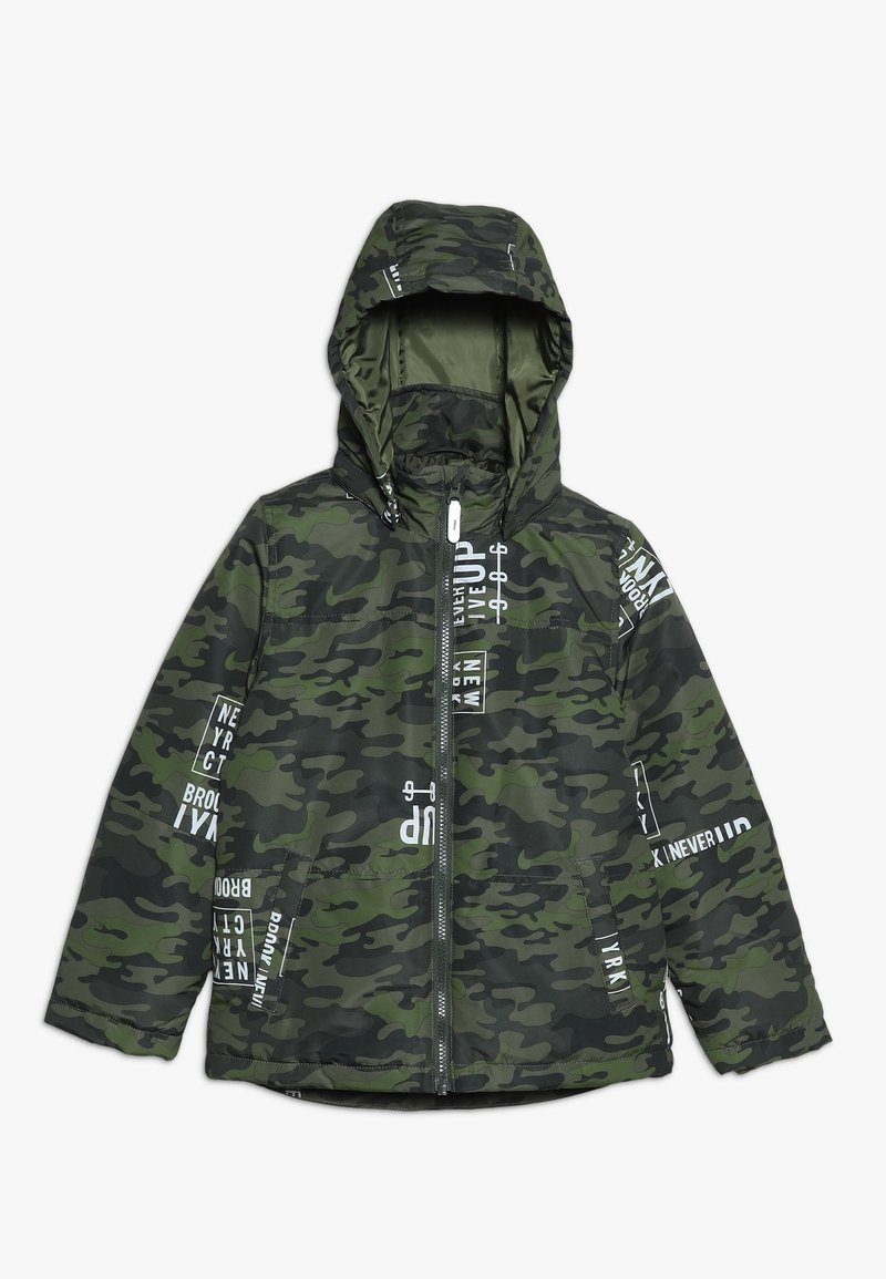 Kamuflagejakke med lynlås foran, tekstureret stof og en hætte. Har hvide trykte tekstaccenter på mørkegrønne og sorte mønstre.