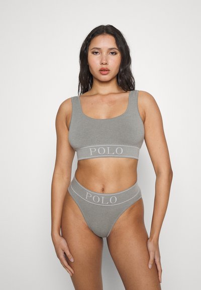 Bralette cinza canelado com alças largas e faixa com o logótipo "POLO"; thong de cintura alta correspondente com cintura elástica. Textura suave.