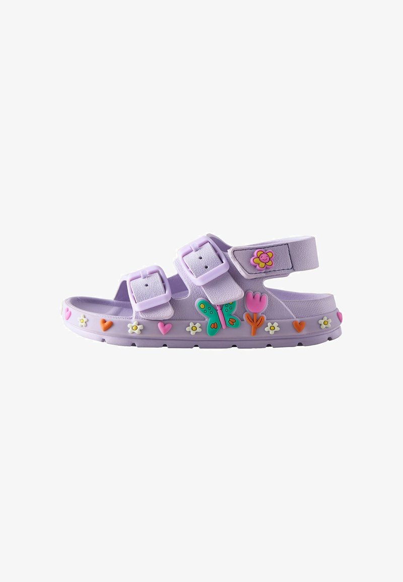 Sandale pour enfants violette avec deux boucles réglables, décorée de breloques colorées en forme de papillon, de fleur et de cœur le long de la semelle et de la bride.