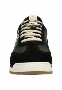 Zwarte sneaker met een bovenwerk van suede en leer, een witte rubberen zool en beige veters. Voorzien van een logo op de tong en gestructureerde zijpanelen.