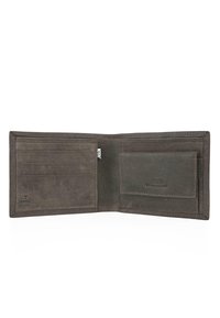 Cartera de cuero bloqueadora de RFID en gris oscuro, diseño bifold, con ranuras para tarjetas, ventana para identificación, textura suave y detalles sutiles en las costuras.