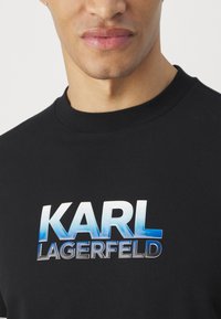 KARL LAGERFELD CREWNECK - Marškinėliai su spaudiniu - black