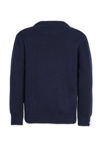 Granatowy sweter z dzianiny z prążkowanym kołnierzykiem, mankietami i dołem. Tył ma teksturowany, gładki wzór bez dodatkowych akcentów.