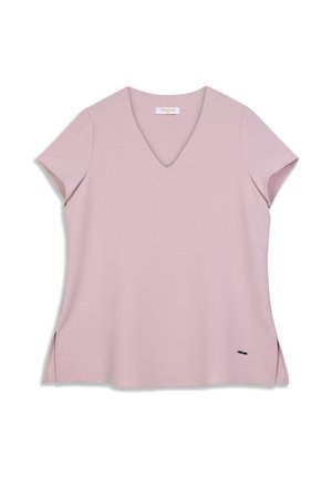 Svijetloružičasta kratka majica s V-izrezom, bočnim prorezima i suptilnim logotipom blizu ruba. Glatka, mekana tkanina s opuštenim krojem.