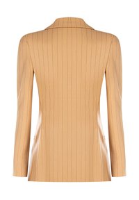 Beige Blazer mit vertikalen roten Nadelstreifen, einreihiges Design, Reverskragen, lange Ärmel und doppelte Seitenschlitze für Form und Beweglichkeit.