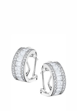 Silberne Creolen mit rechteckigen und runden, klaren Edelsteinen, einer polierten Oberfläche und filigranen Details am äußeren Rand.