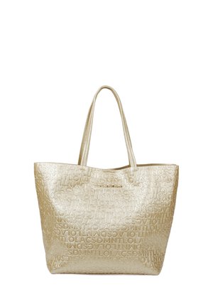 Bolso tote dorado con patrón de logo en relieve, textura suave, abertura amplia en la parte superior y dos asas. Aproximadamente de tamaño mediano.