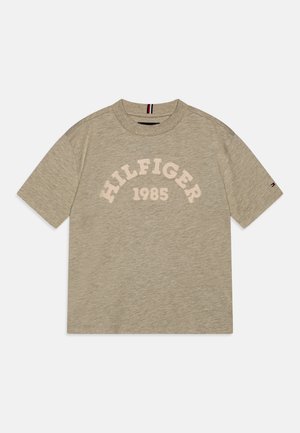 Tommy Hilfiger MONOTYPE 1985 ARCH TEE - Camiseta estampada - faded olive heather