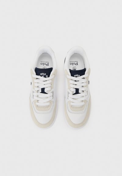 Ζευγάρι λευκά και μπεζ αθλητικά παπούτσια Polo Ralph Lauren με σκούρο μπλε γλώσσα και λευκά κορδόνια, σε θέαση από πάνω πάνω σε ανοιχτό φόντο.