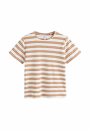 Kortærmet hvid t-shirt med vandrette orange og brune striber og rund halsudskæring.