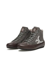 Scarpe alte in suede grigio con accenti in pelle marrone scuro, caratterizzate da una cerniera laterale, lacci davanti e un logo sul lato esterno.