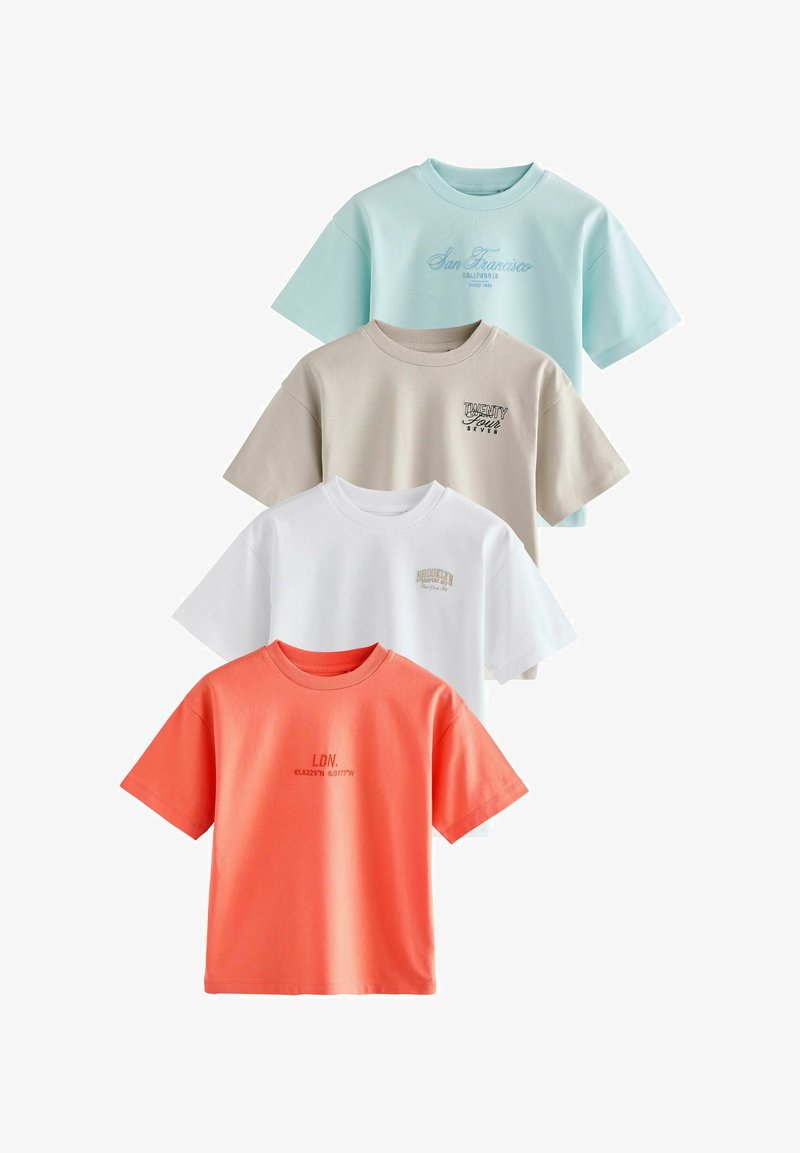 Cuatro camisetas de manga corta y cuello redondo en azul, beige, blanco y naranja con pequeños diseños de texto impresos en el pecho.
