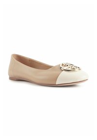 Ballet flats in beige leer met een witte teenzool. Heeft een opvallend goudkleurig logo op de neus en een soepele, ronde vorm.
