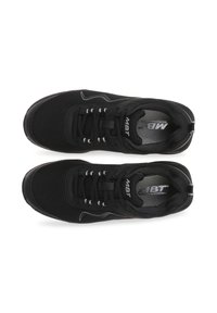 Schwarze Sportschuhe mit Obermaterial aus Mesh, kontrastierenden weißen Akzenten und Schnürsenkeln. Entwickelt für Komfort mit einer gepolsterten Sohle.