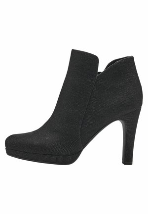 Stivaletto alla caviglia nero con tacco alto realizzato in tessuto testurizzato, caratterizzato da una punta arrotondata, design minimalista e un sottile tacco a stiletto.