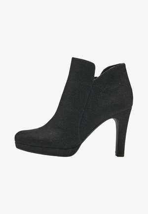 Bottine noire à talons hauts, fabriquée en tissu texturé, avec un bout rond, un design minimaliste et un talon aiguille fin.