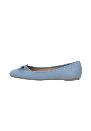Blaue Wildleder-Ballerinas mit einer runden Spitze, feinem Schleifendetail auf dem Spann und einer flachen Gummisohle. Glatte Textur und schlichtes Design.