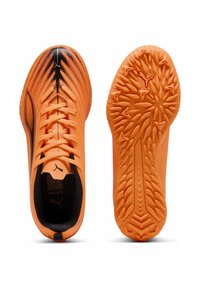 Zapatillas deportivas de un vibrante color naranja con una parte superior texturizada, acentos negros y una suela con un patrón. Las características incluyen cierre de cordones y un cuello acolchado.