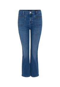 Jean en denim bleu avec poches frontales à rabat, fermeture à boutons, passants pour ceinture et jambes légèrement évasées.