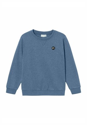 Lyseblå sweatshirt med rund halsudskæring, ribstrikkede manchetter og kant. Har et lille sort rundt logo på brystet. Blød stof tekstur.