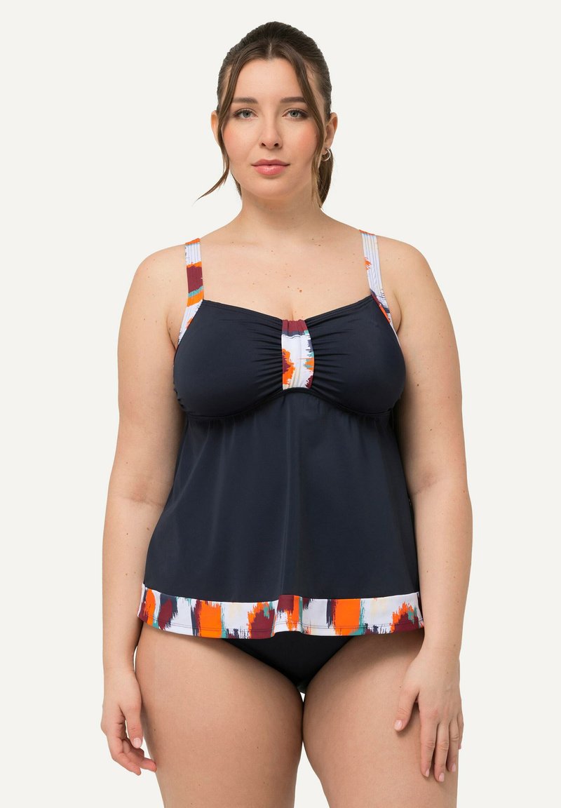 Tankini bleu marine avec un bustier drapé et des bretelles et un ourlet à motifs colorés. Texture lisse, design décontracté, comprend un bas noir assorti.