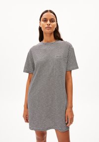 Gestreiftes T-Shirt-Kleid in Schwarz und Weiß, mit rundem Ausschnitt, kurzen Ärmeln und lockerer Passform, ausgestattet mit einer Brusttasche.