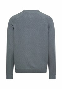 Szary sweter z długimi rękawami, prążkowanym dekoltem i mankietami, o fakturowanym wzorze dzianiny, bez widocznych ozdób, widziany od tyłu.