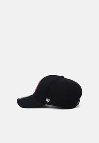 Schwarze Baseballmütze mit gebogenem Schirm, mit rotem Logo-Stick auf der Vorderseite und kleinem weißen Logo an der Seite. Schlichtes Design.