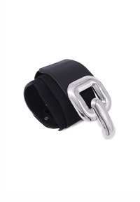 Cintura nera realizzata in pelle ed elastico, con una grande fibbia metallica argentata caratterizzata da un design arrotondato e una superficie liscia.