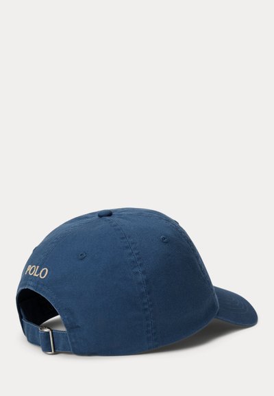 Șapcă de baseball ajustabilă de culoare albastru închis, cu cataramă metalică și text brodat „POLO” pe partea stângă din spate.