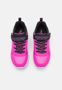 Roze atletske cipele s crnim detaljima, mrežasta tkanina, crne vezice i čičak traka. Sadrži "Skechers S-Lights" brendiranje na traci.