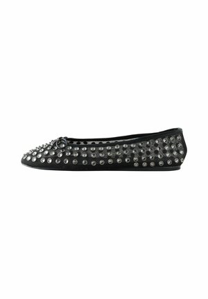 Ballerine noire à bout rond, ornée d'un design clouté et d'un petit nœud. Fabriquée en matériau flexible avec une texture lisse.