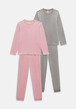 Két szett hosszú ujjú, hosszú szárú bársony pizsama, egy rózsaszín és egy szürke, fehér háttéren lefektetve.