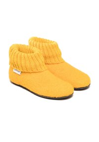 Ein Paar leuchtend gelbe Filzschuhe mit gestrickten Bündchen und weichen schwarzen Sohlen, gekennzeichnet mit "Gottstein", auf einem weißen Hintergrund.
