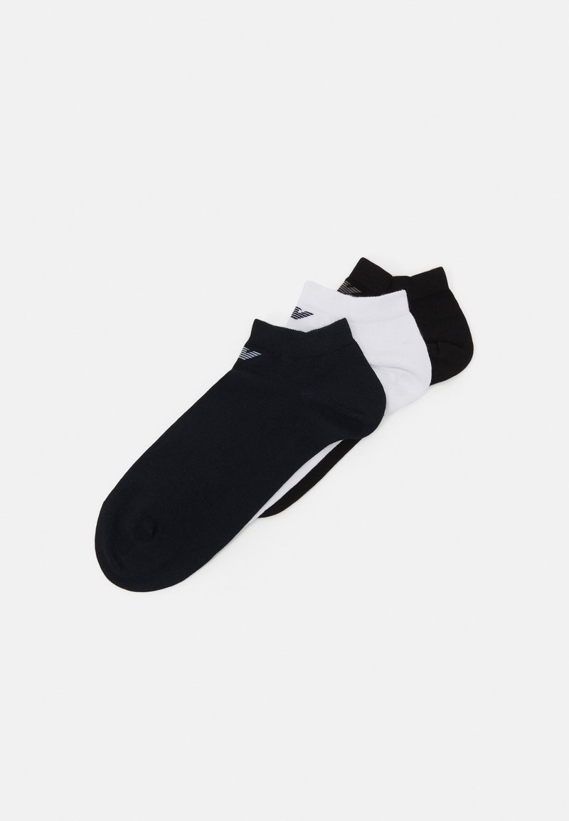 Tres pares de calcetines tobilleros en negro, blanco y azul marino. Material de mezcla de algodón con una textura suave y un logo sutil en el puño.