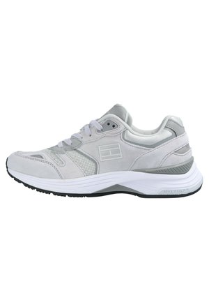 Scarpe sportive grigio chiaro realizzate in suede e rete, con una suola intermedia bianca, accenti grigi e una suola esterna in gomma nera textured.
