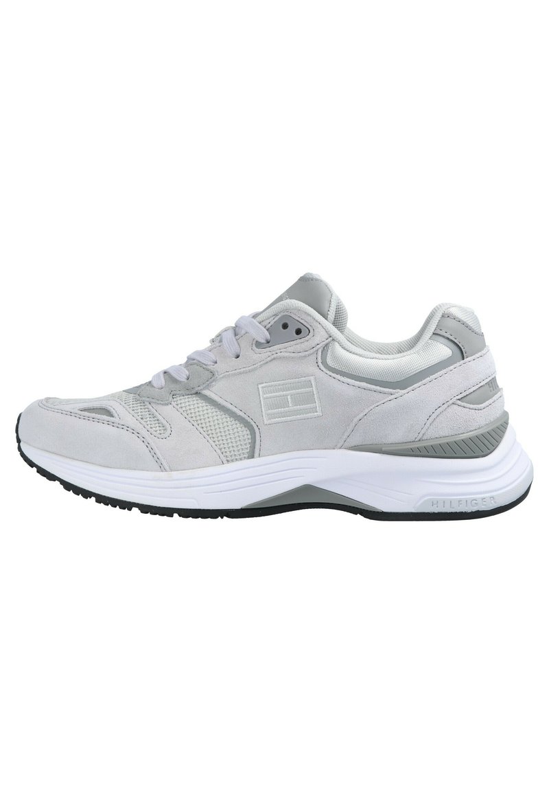 Scarpe sportive grigio chiaro realizzate in suede e rete, con una suola intermedia bianca, accenti grigi e una suola esterna in gomma nera textured.