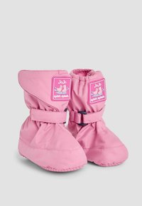 Botines rosas con un upper de tela suave, que presentan un diseño fruncido, correa ajustable y suelas de goma para agarre. Muestran un logotipo divertido.