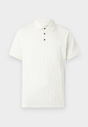 Weißes Poloshirt mit kurzen Ärmeln, strukturiertem Muster, drei schwarzen Knöpfen zum Schließen und einem gerippten Kragen. Weicher Stoff mit dezentem Glanz.