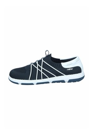 Chaussure en maille bleu marine avec des lacets élastiques blancs et des accents. Design léger, bout arrondi et semelle en caoutchouc contrastante pour la stabilité.
