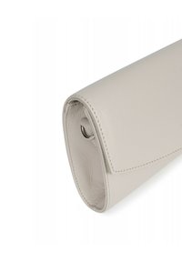Clutch in pelle grigia chiara con una finitura strutturata, presenta un bordo arrotolato, chiusura a scatto nascosta e un piccolo accento metallico.