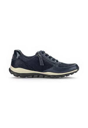 Donkerblauwe sneaker met zwarte zool, zijrits, zwarte veters en getextureerd detail op de hiel, van opzij getoond op een witte achtergrond.