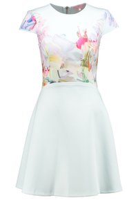 Robe courte à manches courtes avec un corsage ajusté à imprimé floral clair, se transformant en une jupe évasée unie bleu clair.